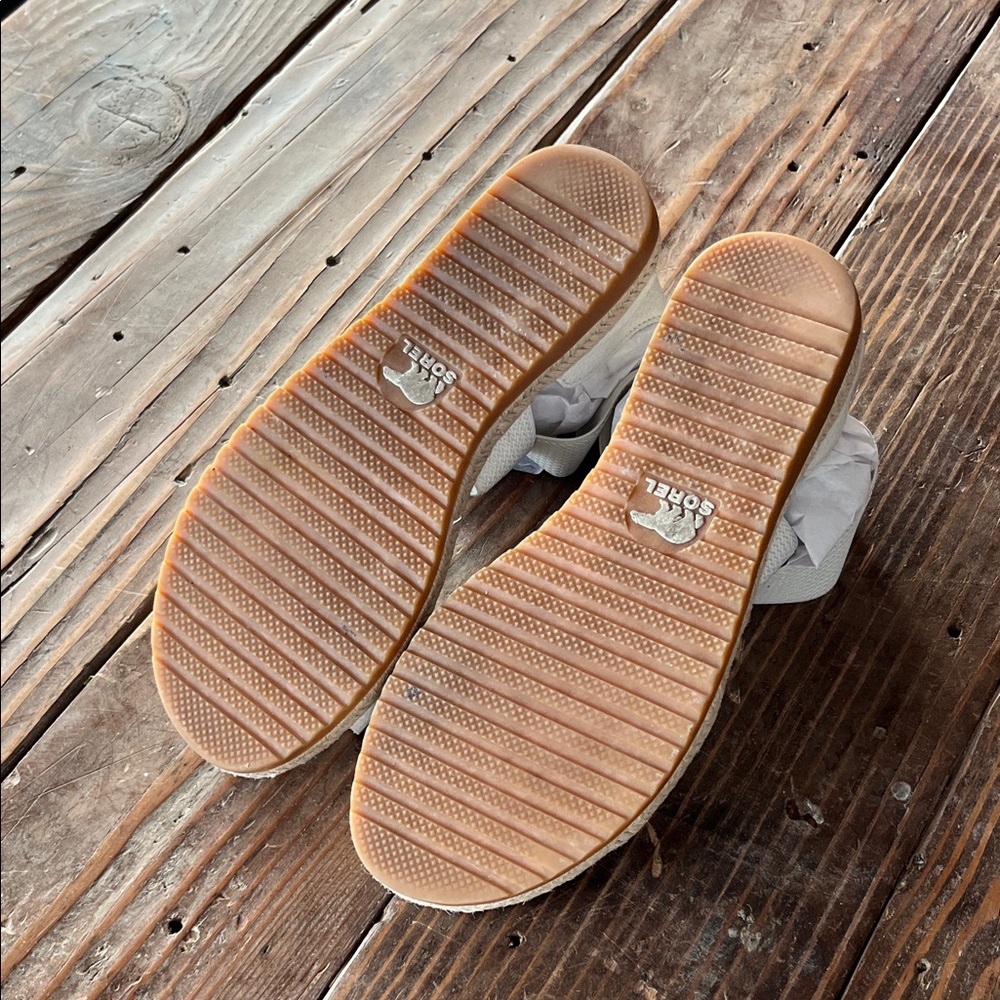 Sorel White Sandals - Picture 3 of 4